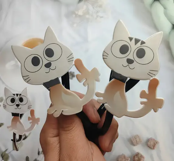 Pinza de gato sentado gris para cabello