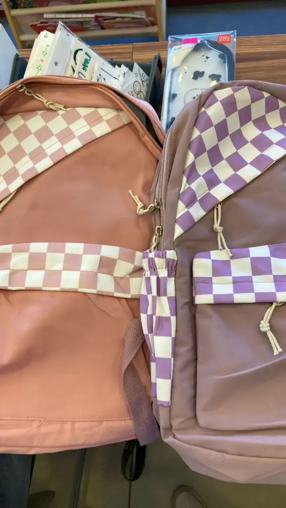 Mochila de cuadros rosa o morada