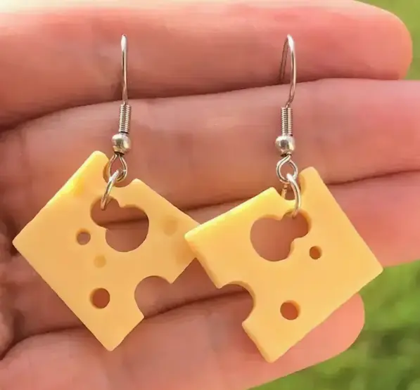 Aretes con forma de queso gruyere