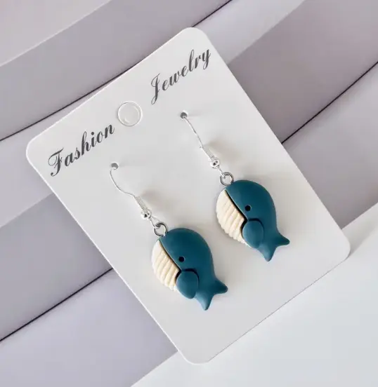 Aretes de ballena azul de resina 