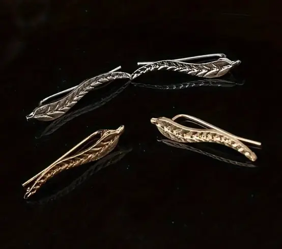 Aretes diseño de hoja dorados