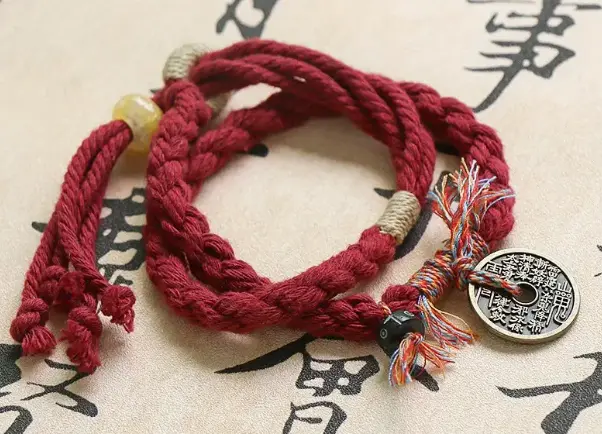Pulsera trenzada de cuerda roja hecha a mano