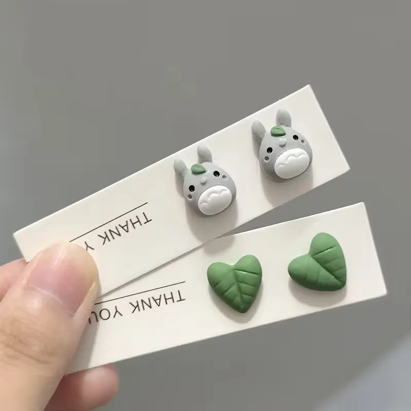 Juego de dos pares de aretes de Totoro