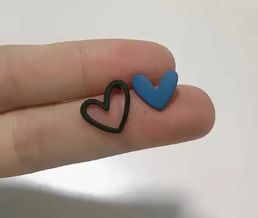[88822582570] Aretes de corazón asimétricos azul con negro