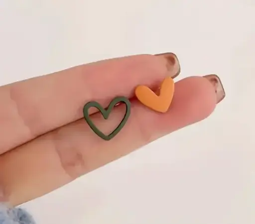 [93989847719] Aretes de corazón asimétricos naranja con negro