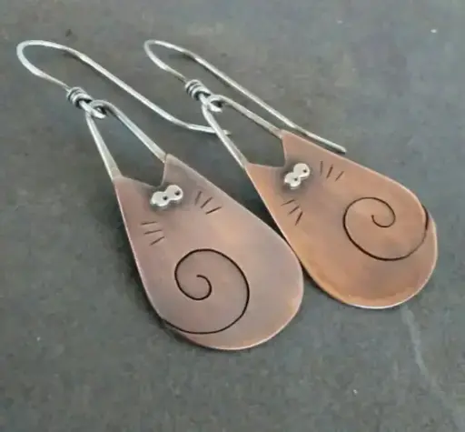 [50342294371] Aretes de gato color cobre
